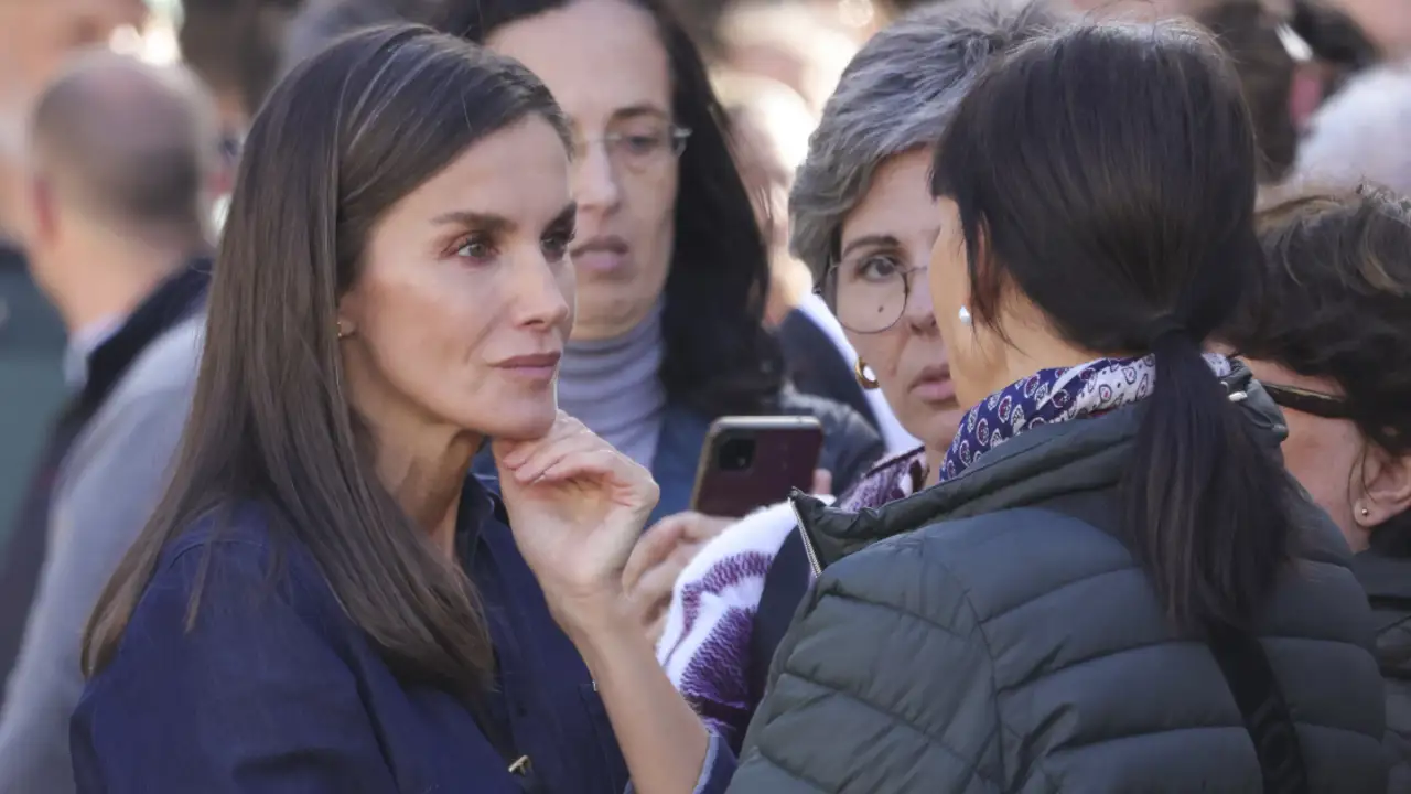 Una víctima de la DANA habla de su espontáneo encuentro con los reyes en Chiva: "Hablar con la reina Letizia me ha aliviado"