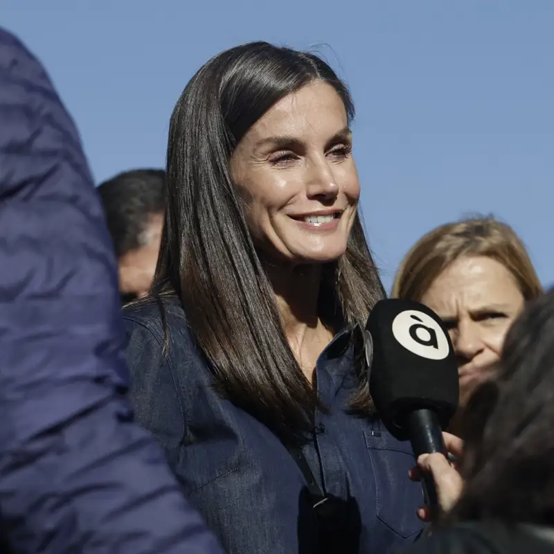 Un mensaje, mucha emoción y una espontánea: los gestos de Felipe y Letizia que han marcado la diferencia en su visita a Chiva y Utiel