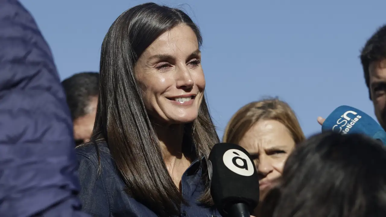 Un mensaje, mucha emoción y una espontánea: los gestos de Felipe y Letizia que han marcado la diferencia en su visita a Chiva y Utiel