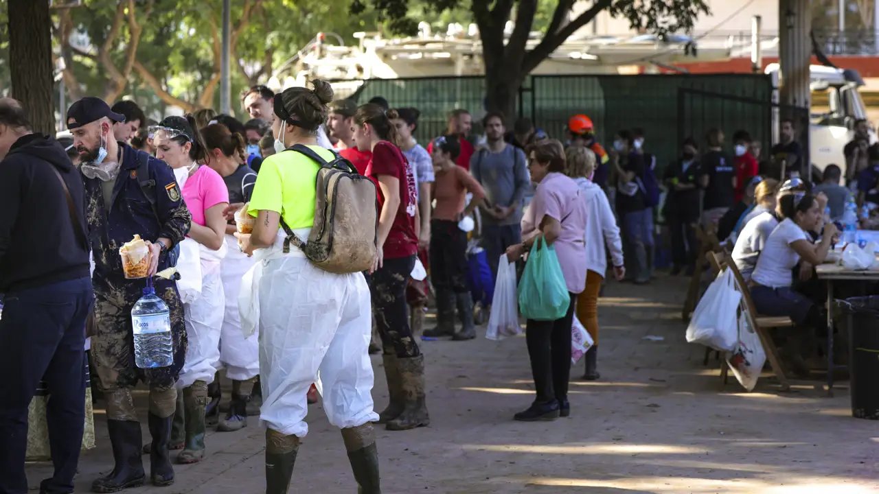 Voluntarios ayudando a afectados por la DANA