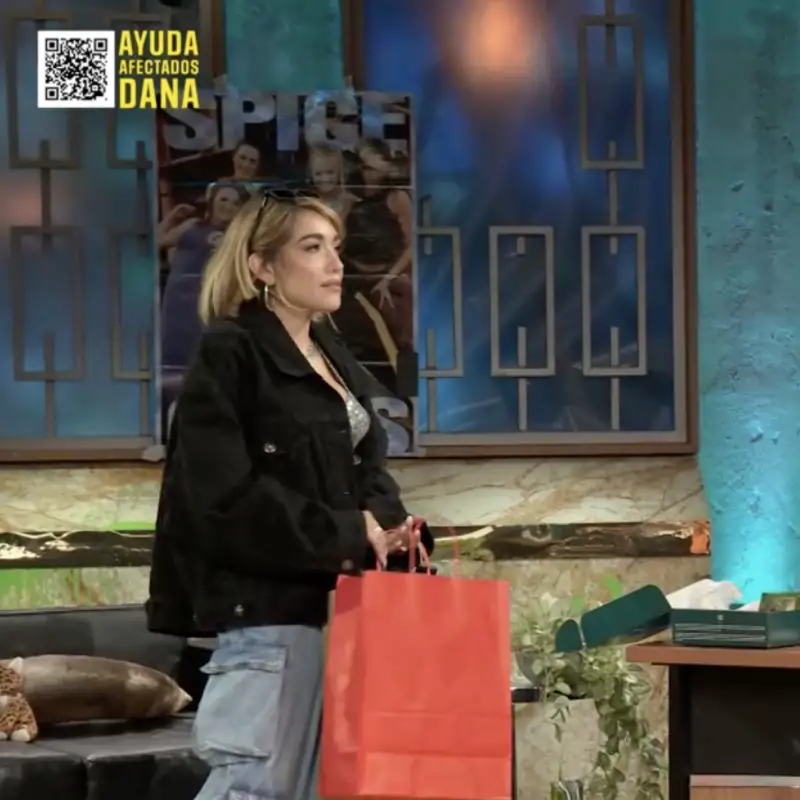 La reacción de David Broncano al regalo de María Becerra en 'La Revuelta': "Al final me convierto en un gilipoll*s"