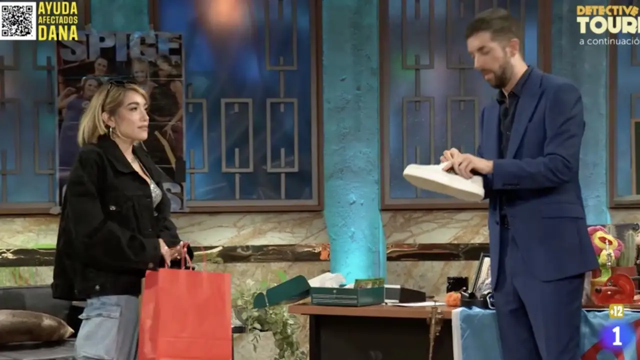 La reacción de David Broncano al regalo de María Becerra en 'La Revuelta': "Al final me convierto en un gilipoll*s"