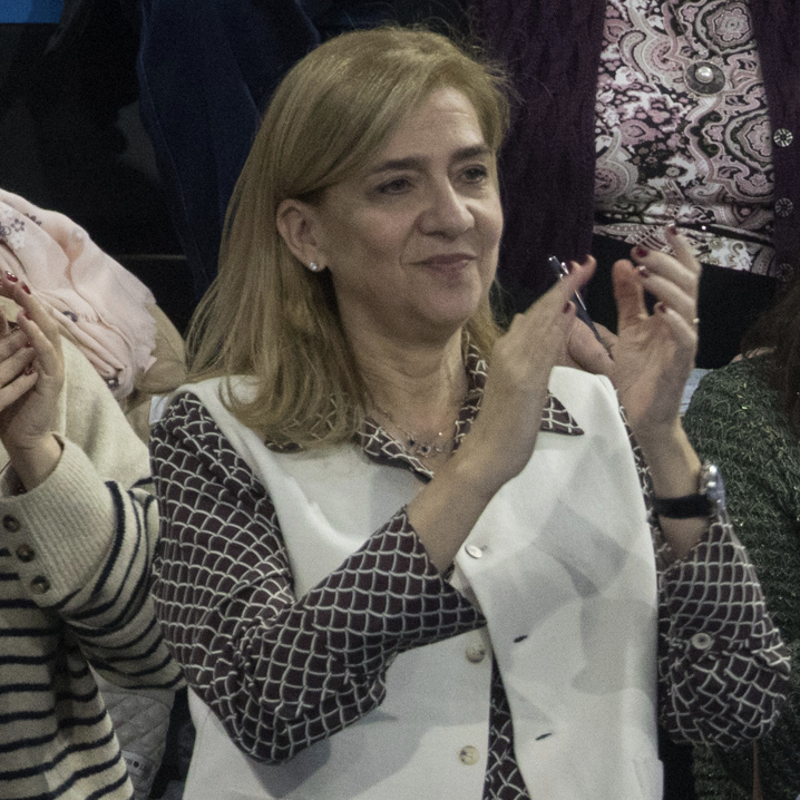 La infanta Cristina lleva el chaleco con la blusa estampada que amarán las mujeres +50 y queda ideal con zapatillas