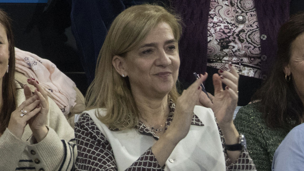 La infanta Cristina lleva el chaleco con la blusa estampada que amarán las mujeres +50 y queda ideal con zapatillas