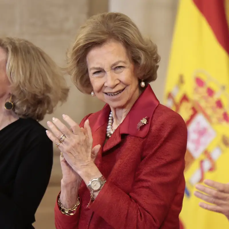 La reina Sofía se apropia del 'rojo Letizia' con un traje con mensaje con el que ha resultado de inspiración para Navidad