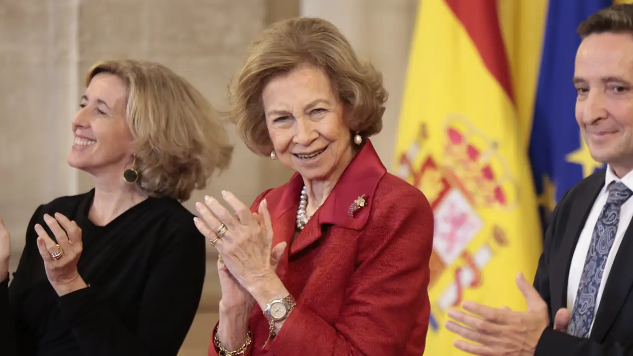 La reina Sofía se apropia del 'rojo Letizia' con un traje con mensaje con el que ha resultado de inspiración para Navidad