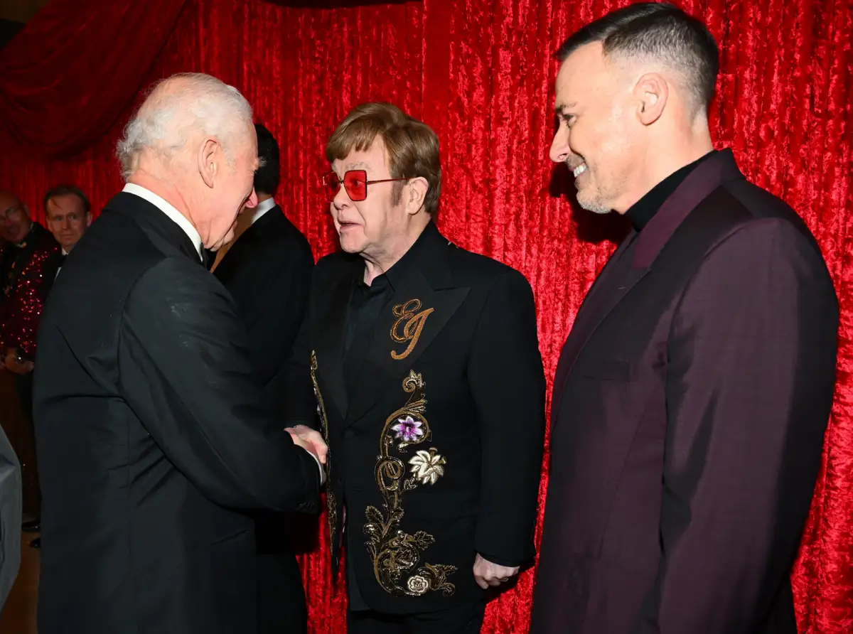 El rey Carlos III y Elton John