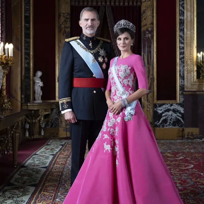 Hoy por fin se revelan los retratos del rey Felipe VI y la reina Letizia a manos de Annie Leibovitz: dónde verlos y cuánto han costado