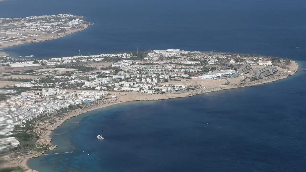 Búsqueda a contrarreloj: 17 personas desaparecidas tras el hundimiento de un barco turístico con españoles en el mar Rojo