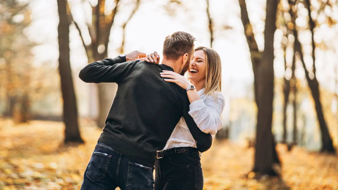 Una pareja disfruta de una escapada