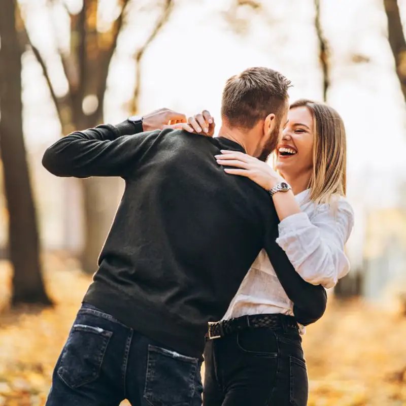 Una pareja disfruta de una escapada