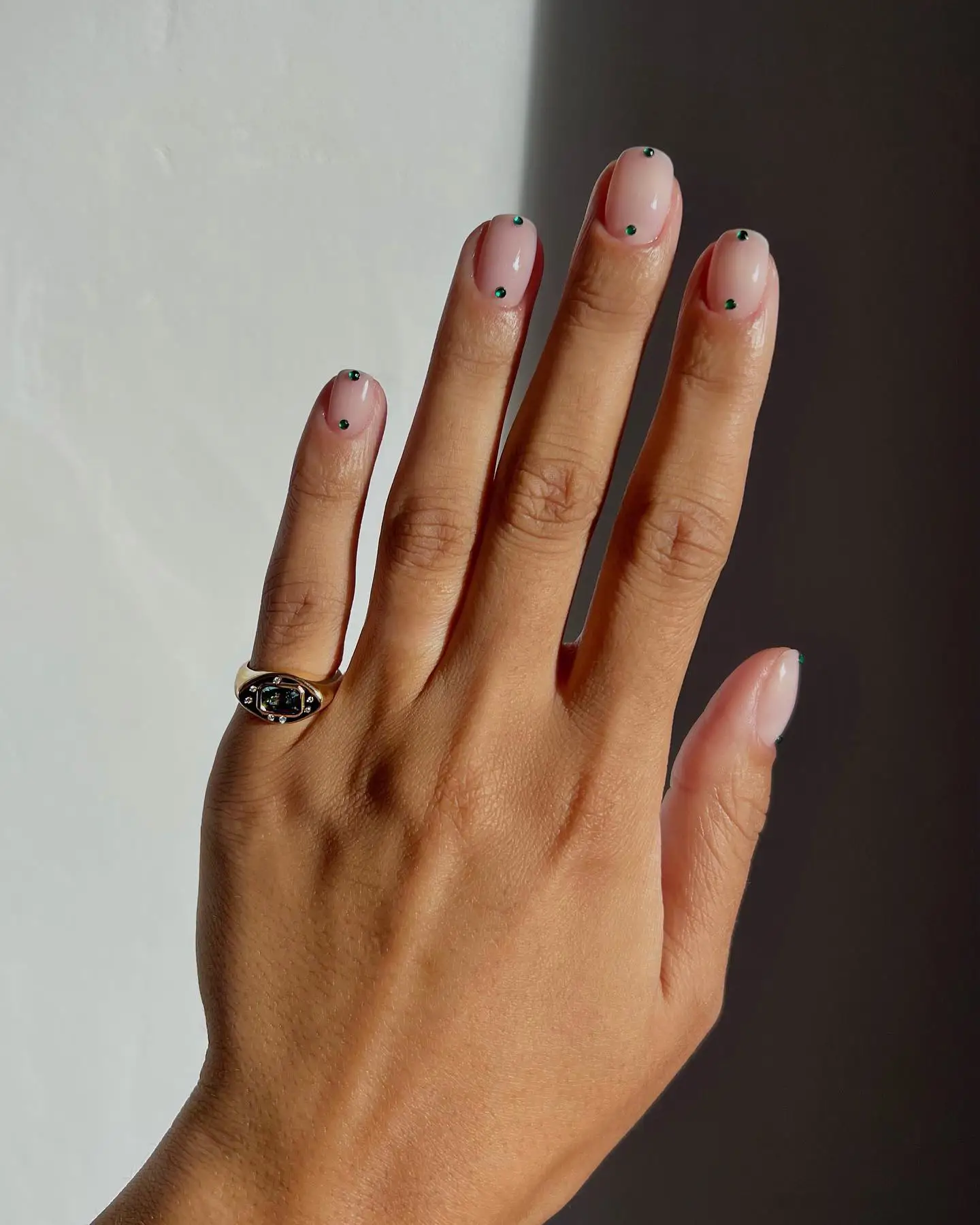 Uñas minimalistas con brillos