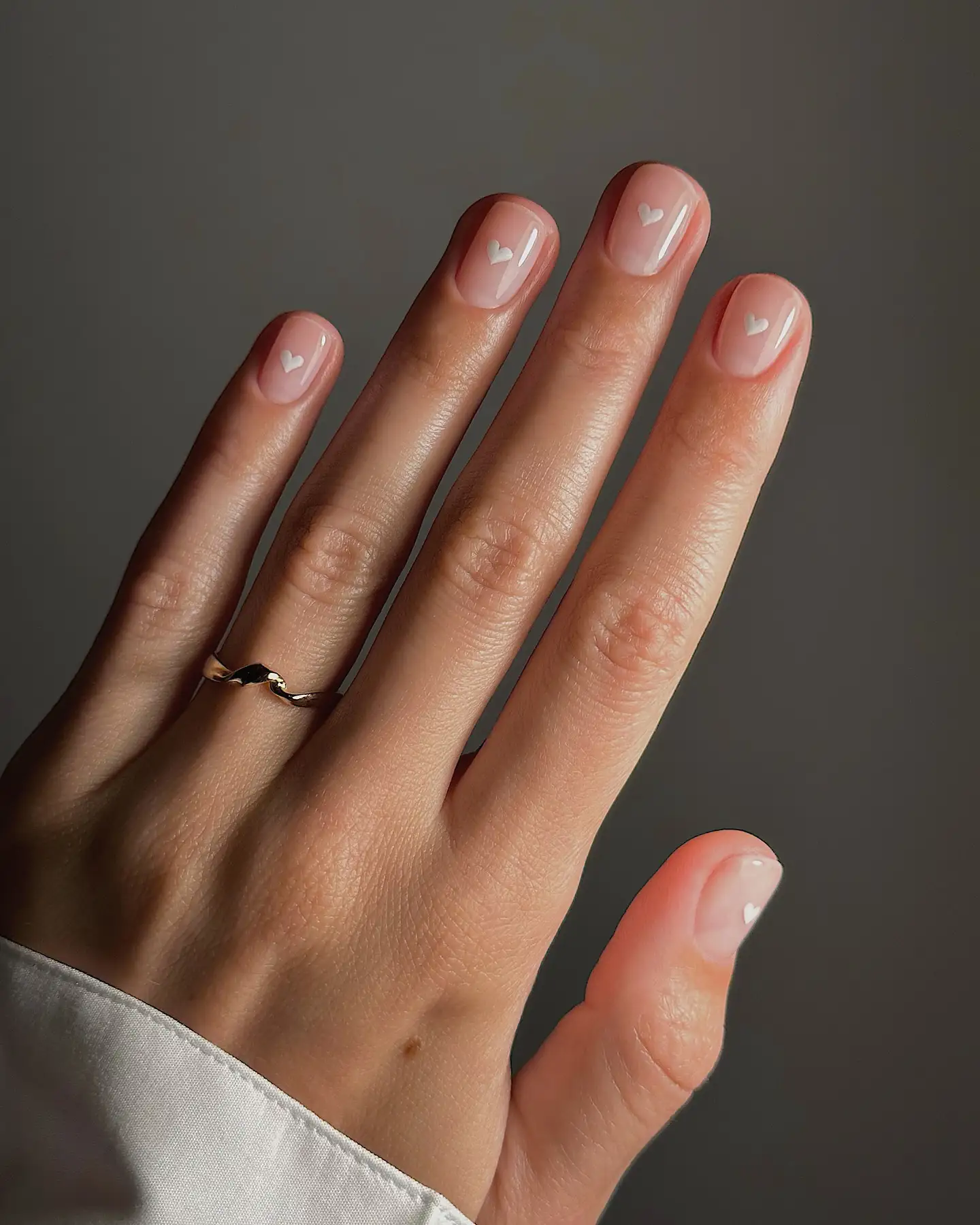 Uñas minimalistas con corazones