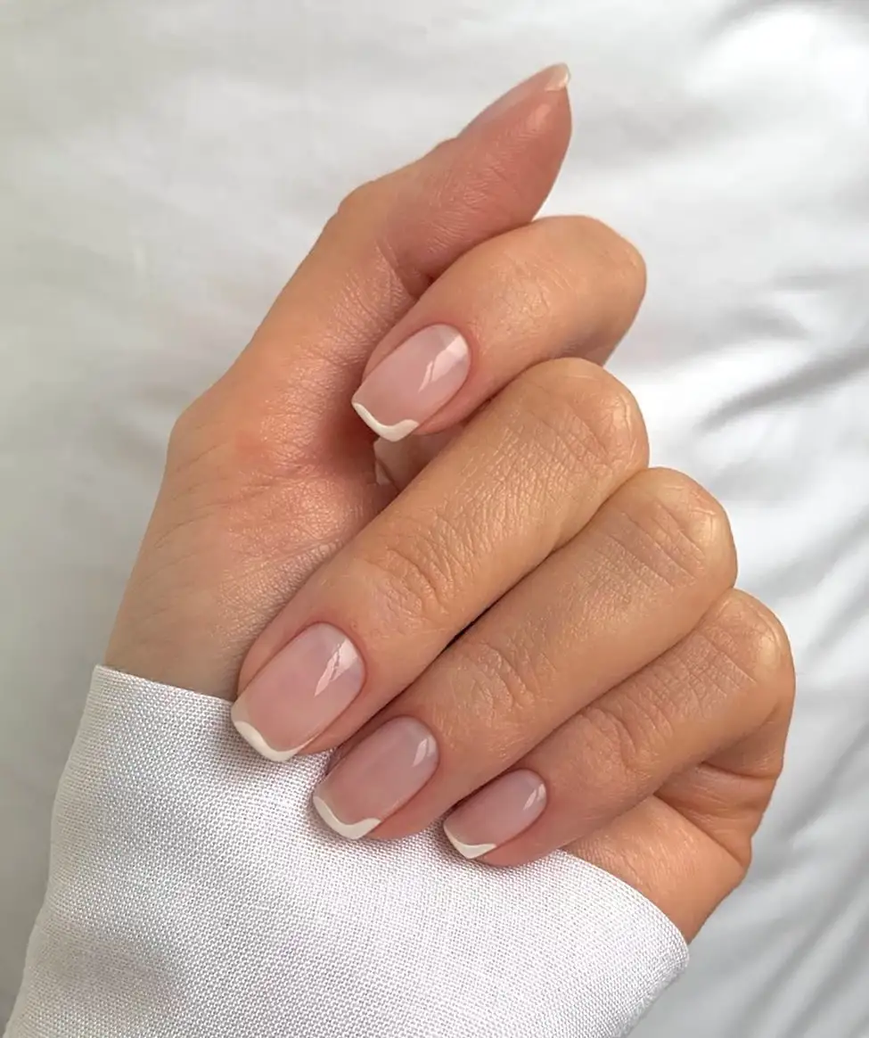 Uñas minimalistas deconstruidas