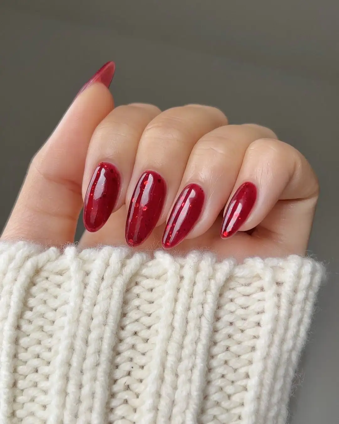 15 ideas de manicura elegantes para estas fiestas: rojas con glitter 