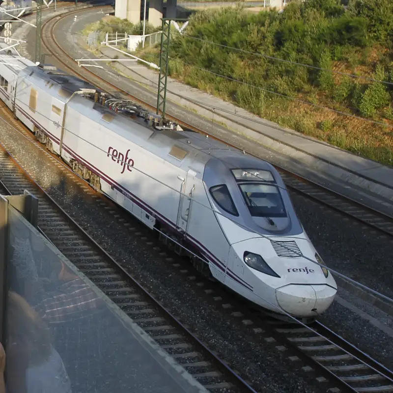 Tragedia en Palencia: al menos dos muertos tras la colisión de un tren Alvia con un vehículo de trabajadores de Adif