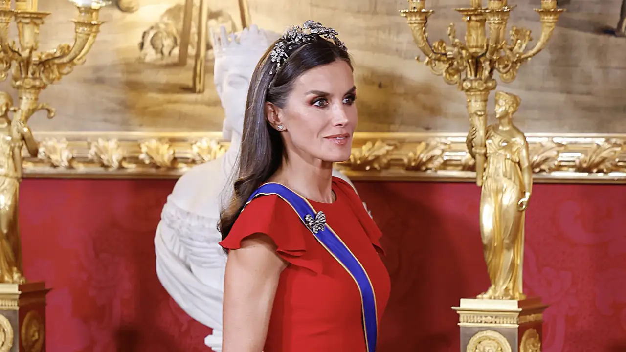 Salen a la luz los detalles del vestido de la reina Letizia en la foto de Annie Leibovitz: del infalible color al diseñador