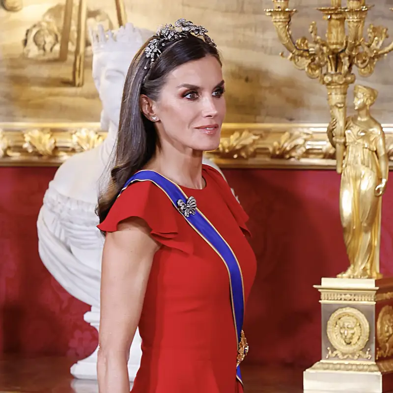 Salen a la luz los detalles del vestido de la reina Letizia en la foto de Annie Leibovitz: del infalible color al diseñador