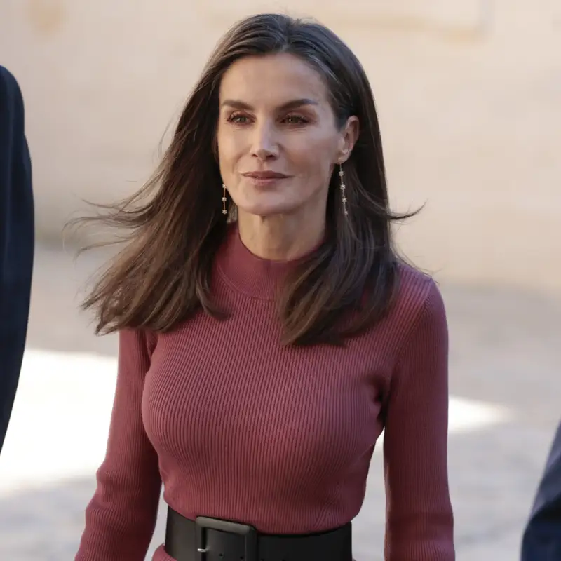 La reina Letizia arrasa en Sevilla con el vestido de punto más bonito y elegante, que queda ideal con zapato plano