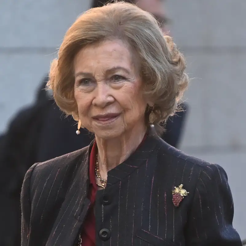 La reina Sofía sorprende con el traje de raya diplomática brillante que es perfecto para las cenas de Navidad