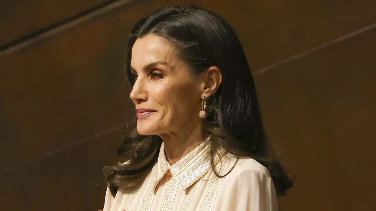 La reina Letizia cautiva con el vestido camisero con bordado y mangas bonitas que más estiliza para su noche en la ópera