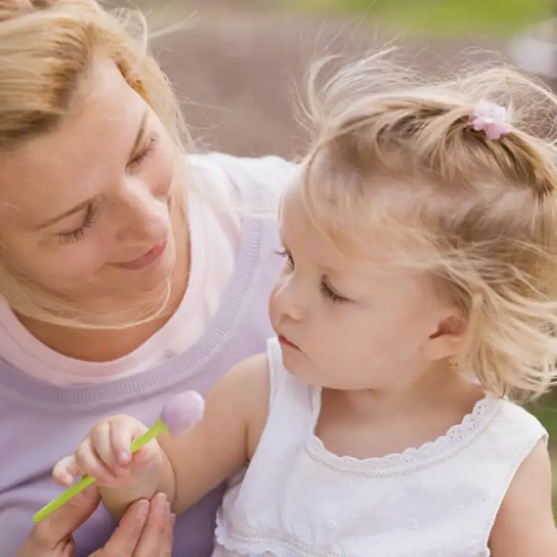 Qué significa que unos niños empiecen a hablar antes que otros, según la psicología