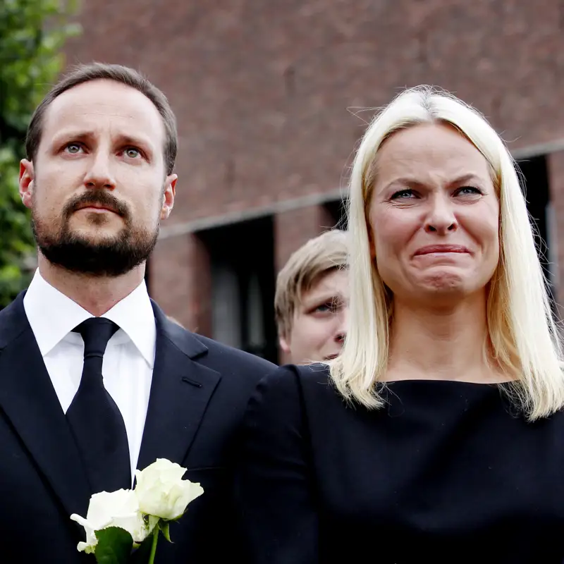 El día que Mette-Marit tuvo que humillarse ante toda Noruega: un perdón entre lágrimas y la herencia que deja a su hijo Marius Borg