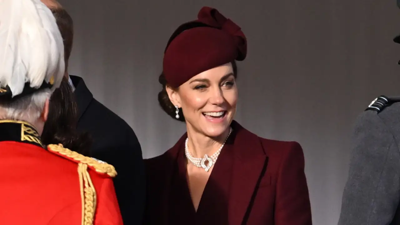 Kate Middleton, impresionante con el abrigo-levita burdeos más sofisticado que eleva con las joyas más poderosas de la corona