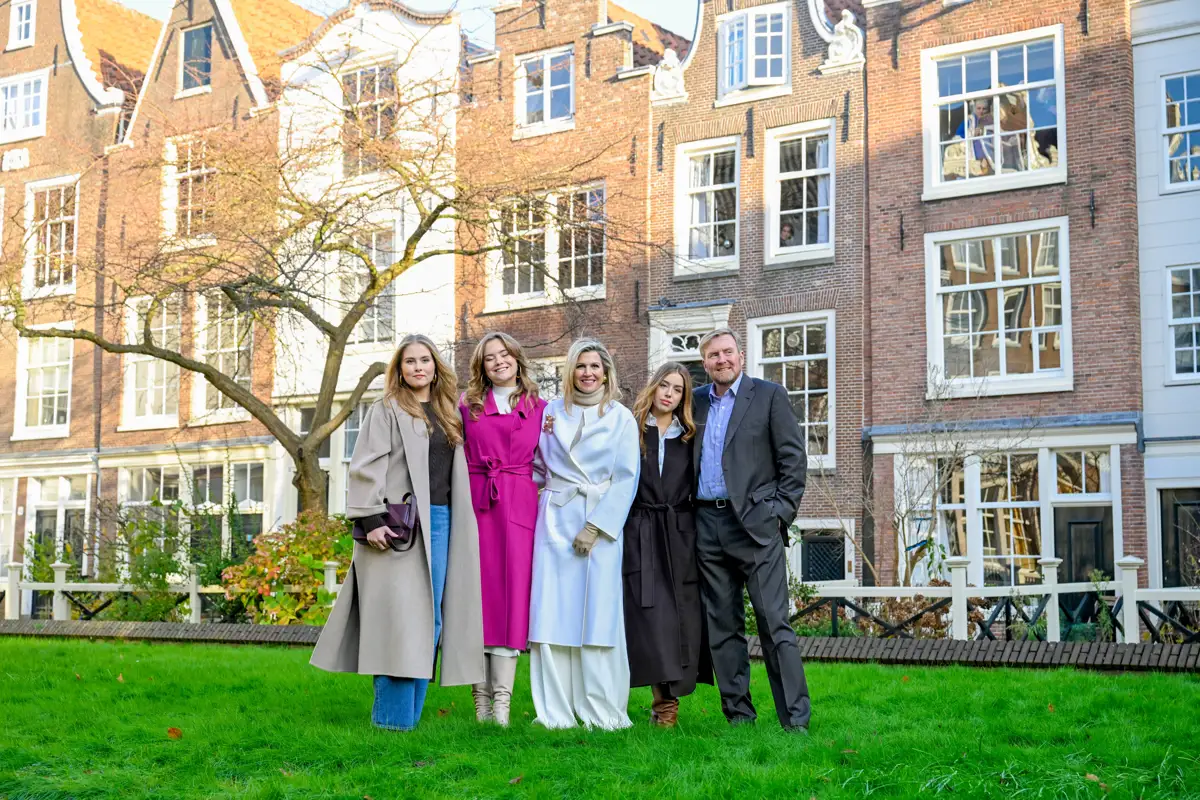 Amalia de Holanda, junto a sus padres y sus hermanas