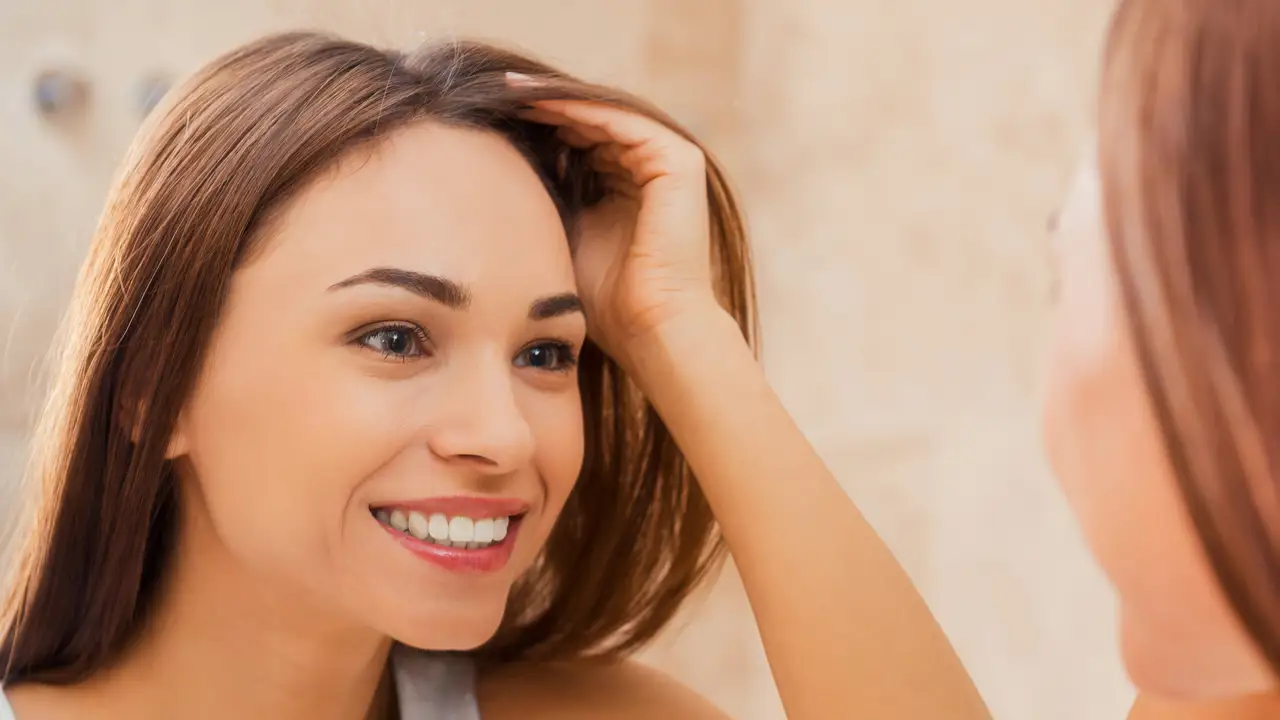 Mujer mirándose el pelo