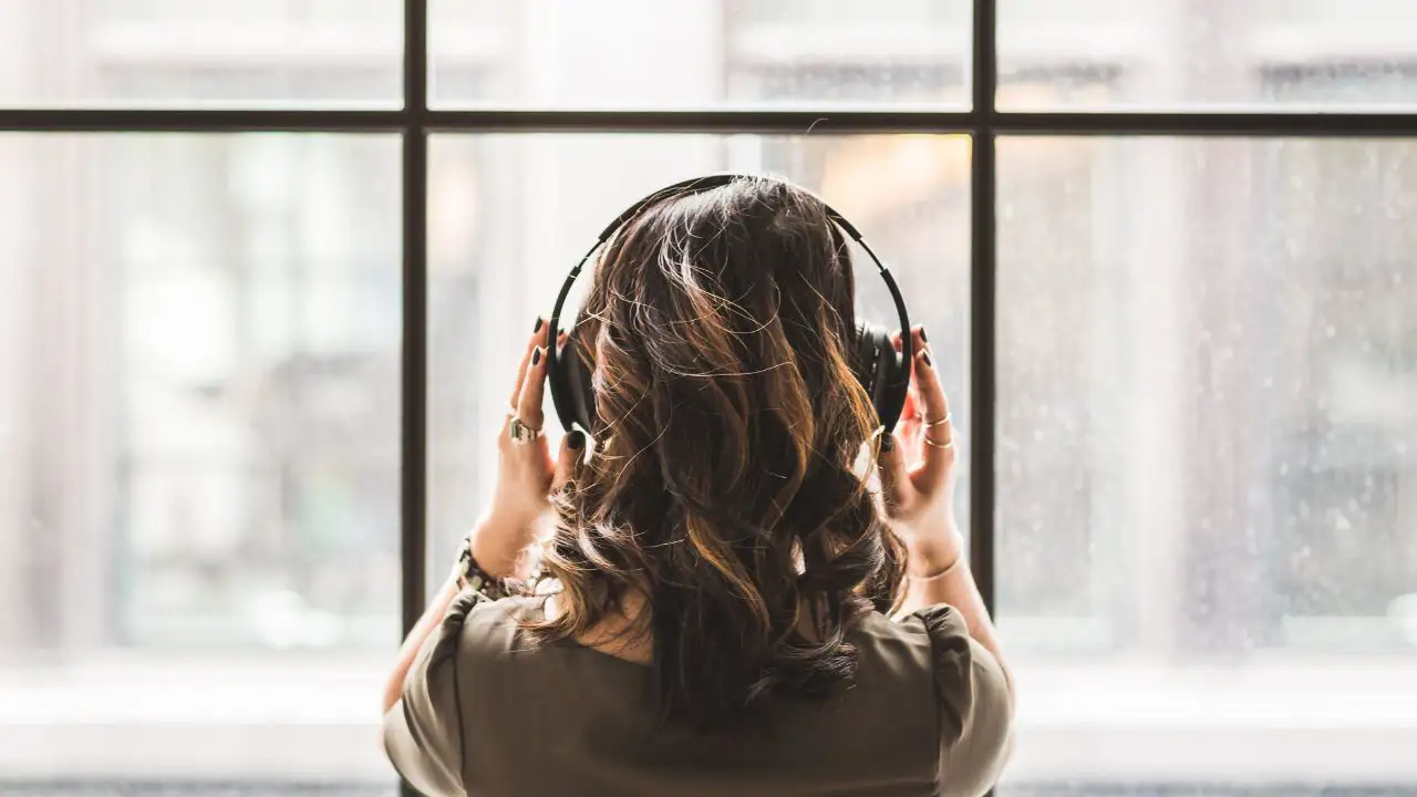 Una persona escuchando música
