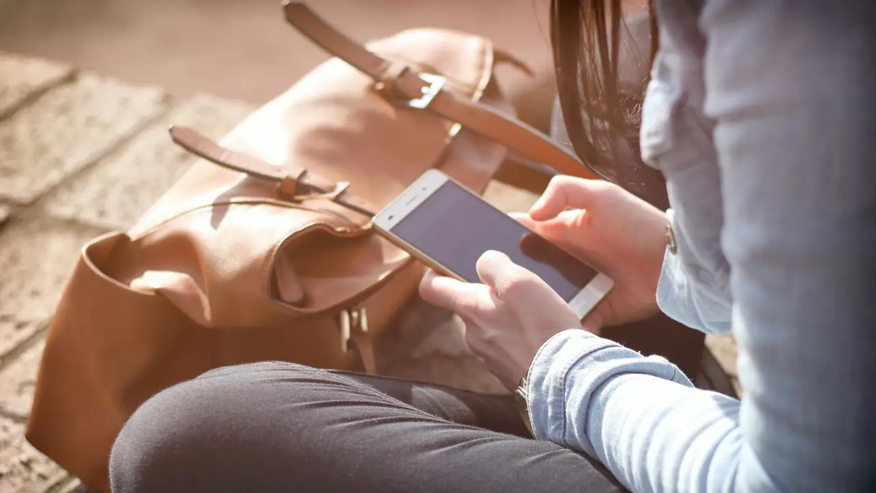 Una persona utilizando su teléfono móvil