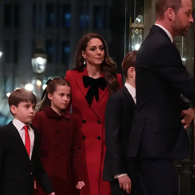 Los entrañables gestos de Kate Middleton y Guillermo con sus hijos George, Charlotte y Louis en su concierto de Navidad