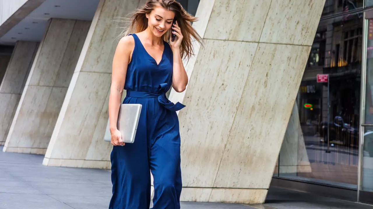 Mujer elegante con pantalón holgado