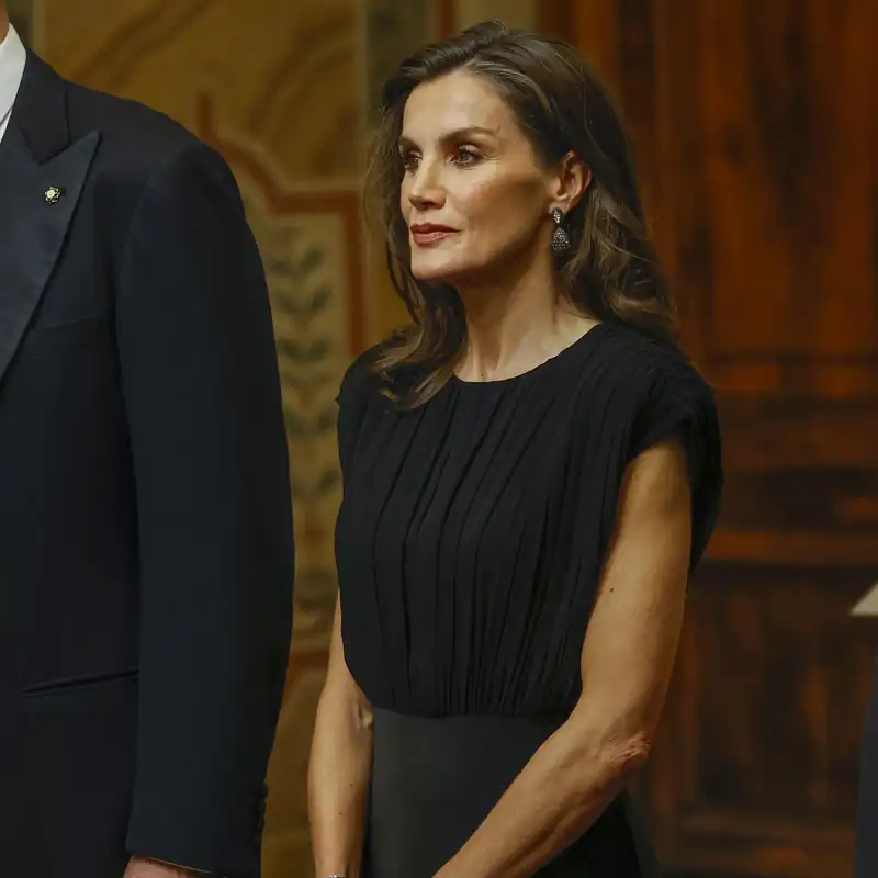 Letizia despliega todos sus encantos en Roma con un impecable vestido de gala negro: drapeado, con mezcla de texturas y guiño a Italia