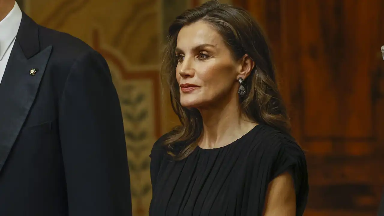 Letizia despliega todos sus encantos en Roma con un impecable vestido de gala negro: drapeado, con mezcla de texturas y guiño a Italia