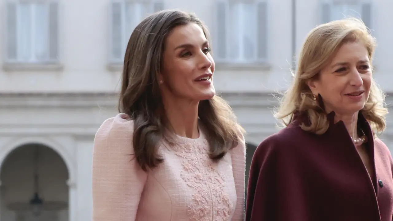 La reina Letizia cautiva en Roma con el conjunto de tweed rosa más lujoso que es inspiración para las invitadas de invierno