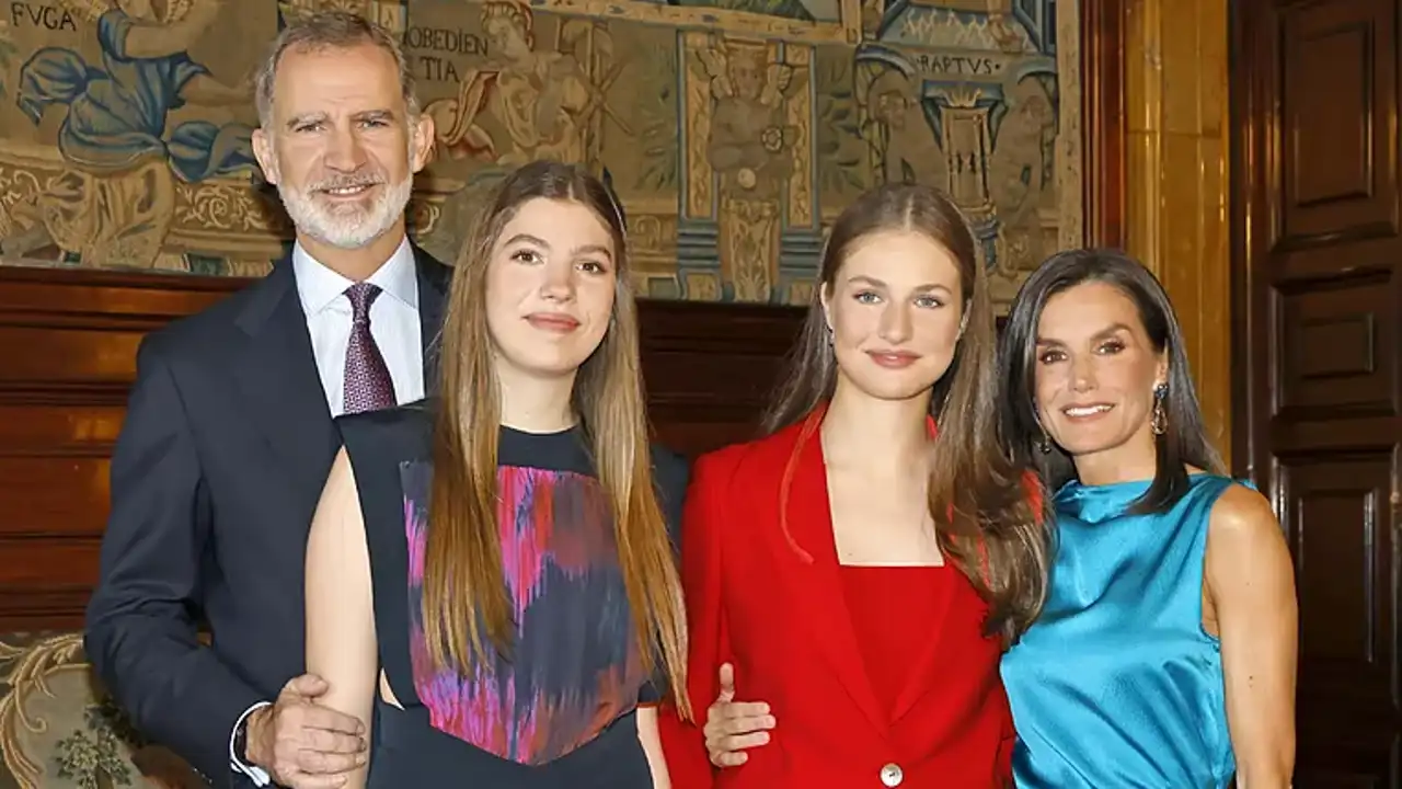 Felipe y Letizia se saltan el protocolo en su felicitación de Navidad: una decisión que afecta a sus hijas Leonor y Sofía