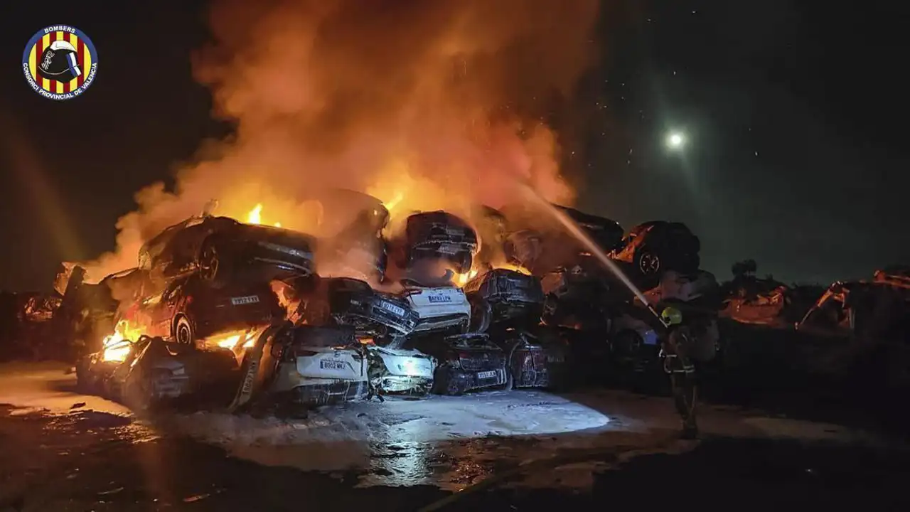 Incendio en un solar en Catarroja (Valencia)