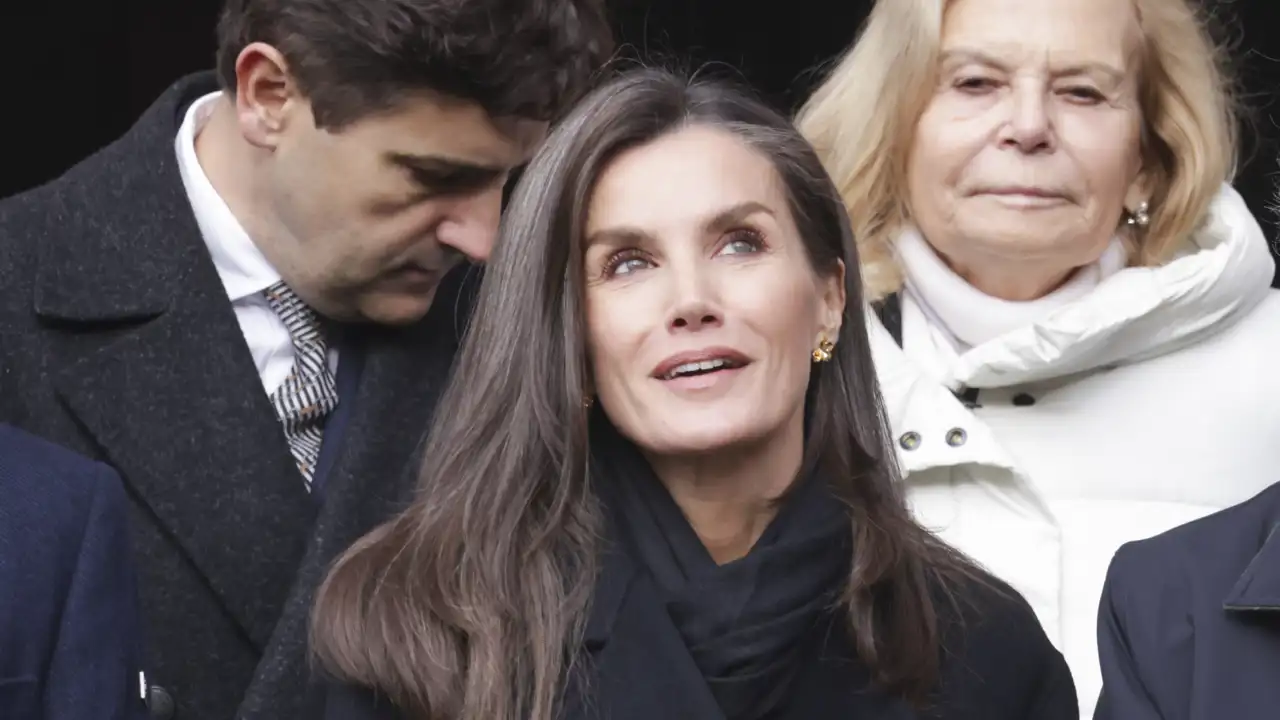 La reina Letizia no arriesga con su abrigo básico pero sorprende con la forma juvenil en la que ha peinado su melena midi