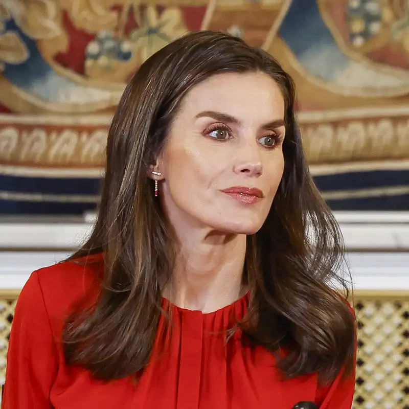 Letizia vuelve a repetir su estilismo más navideño, el favorito de las mujeres +50: blusa roja, falda estampada con flores y botas altas