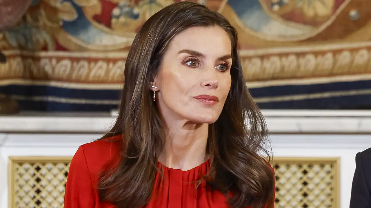 Letizia vuelve a repetir su estilismo más navideño, el favorito de las mujeres +50: blusa roja, falda estampada con flores y botas altas