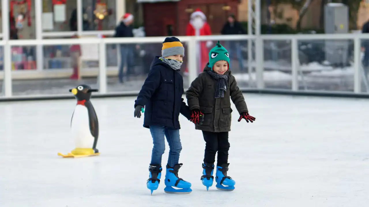 Niños patinando navidad invierno