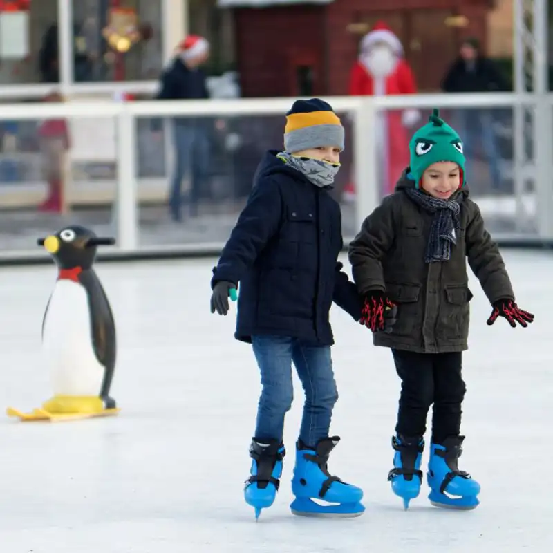 Niños patinando navidad invierno