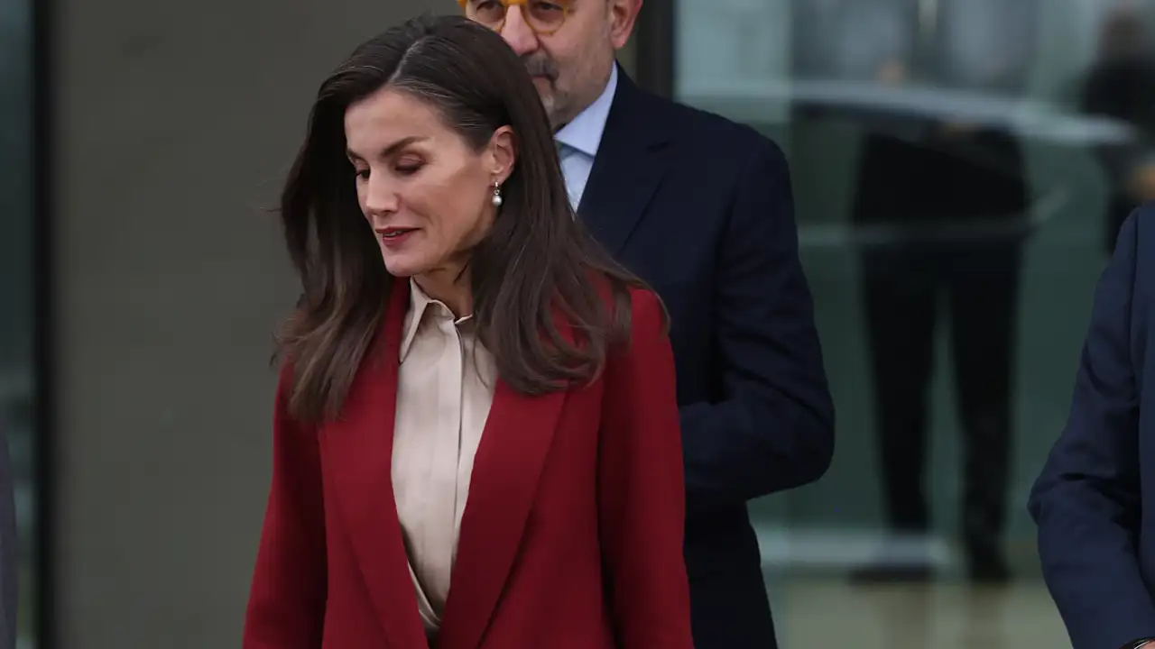 La reina Letizia inspira con el traje de chaqueta fluido de color navideño que queda muy elegante con botas de tacón ancho