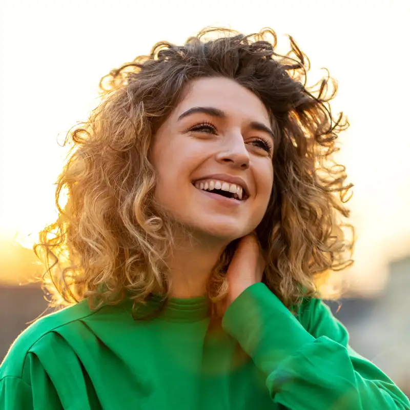 Chica con el pelo rizado