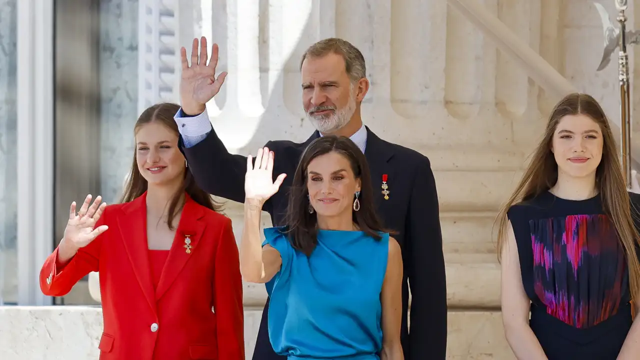 https://content20.lecturas.com/medio/2024/12/20/leonor-letizia-felipe-sofia_fa88db71_088_241220105609_1280x720.webp