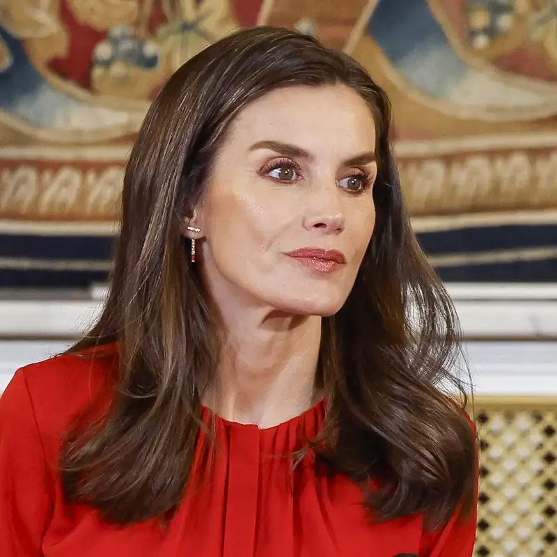 Una experta en comunicación no verbal analiza el último gesto de la reina Letizia: "Buscaba no convertirse en el centro de atención y ha conseguido lo contrario"