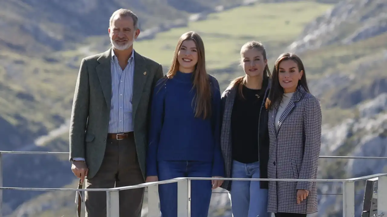 Las imágenes de la visita sorpresa de los reyes Felipe y Letizia a Catarroja junto a sus hijas Leonor y Sofía