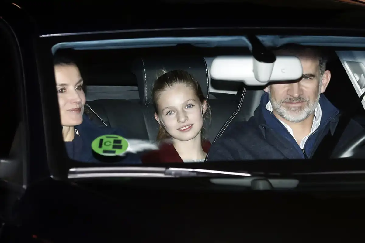 Letizia y Felipe, acompañados de sus hijas, se comen el roscón con Jesús Ortiz